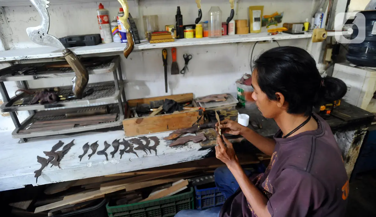 Kujang merupakan perkakas yang merefleksikan ketajaman dan daya kritis dalam kehidupan juga melambangkan kekuatan dan keberanian untuk melindungi hak dan kebenaran. (merdeka.com/Arie Basuki)