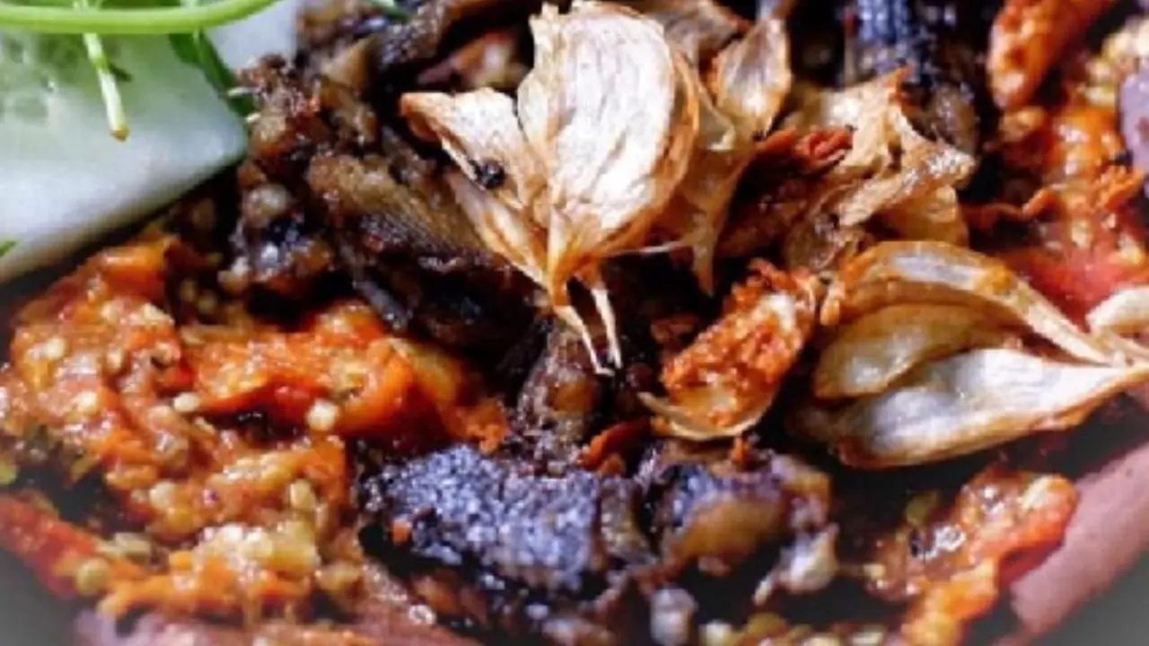 Pedas dan Gurih, Sensasi Makan Penyetan Belut khas Surabaya