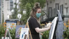 Seorang seniman mengerjakan karyanya dalam lomba lukis Art Masters di Vancouver, British Columbia, Kanada (22/7/2020). Sejumlah seniman ikut serta dalam lomba lukis yang digelar di Vancouver pada Rabu (22/7) tersebut. (Xinhua/Liang Sen)