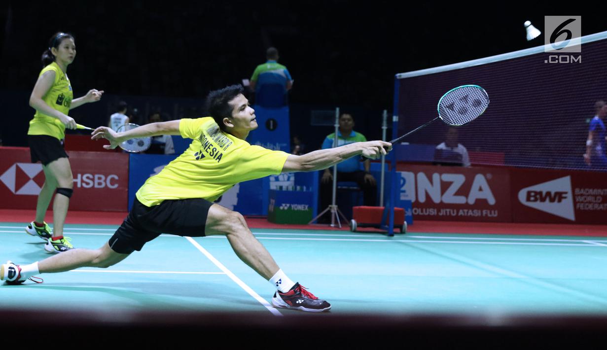Ganda campuran Indonesia, Ricky Karandasuwardi/Debby Susanto mengembalikan kok ke arah Hafiz Faizal/Gloria Emanuelle Widjaja pada 8 besar Indonesia Open 2018 di Istora GBK, Jakarta, Jumat (6/7). Hafiz/Gloria unggul. (Liputan6.com/Helmi Fithriansyah)