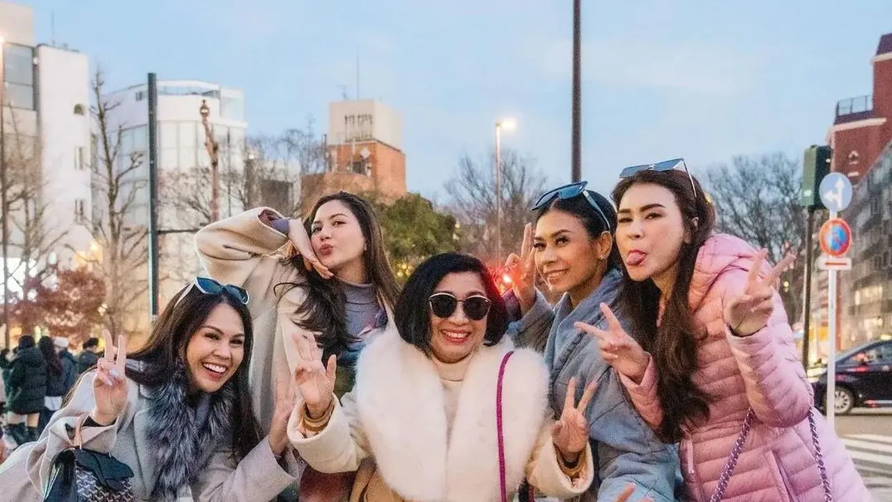8 Gaya Kompak Jessica Mila Kenakan Outfit Musim Dingin Bersama Kakak Ipar dan Ibu Mertua Saat Liburan di Jepang