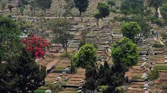 Area pemakaman di Tempat Pemakaman Umum Karet Bivak, Jakarta Selatan, Senin (13/10/14). (Liputan6.com/Johan Tallo) 