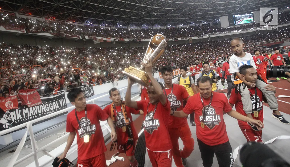Pemain Persija Jakarta mengangkat Piala Presiden 2018 dihadapan penonton dan suporter usai laga final melawan Bali United di Stadion Utama GBK, Senayan, Jakarta, Sabtu (17/2). Persija menang 3-0 atas Bali United. (Liputan6.com/Arya Manggala)