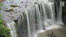 Wisatawan menikmati air terjun Temam di Kota Lubuklinggau, Sumatera Selatan, Rabu (10/1). Air terjun ini memiliki ketinggian 12 meter dengan lebar 25 meter dan menghasilkan guyuran air yang menyerupai tirai raksasa. (Liputan6.com/Immanuel Antonius)