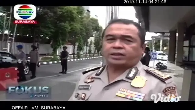 Penjagaan sejumlah Mako Polisi di Jawa Timur, diperketat pasca ledakan bom di Polrestabes Medan. Di Polda Jatim, polisi memeriksa setiap kendaraan dan melarang ojek online masuk lingkungan Mapolda. Hal yang sama dilakukan di Polres Situbondo.
