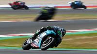 Pembalap Petronas Yamaha, Franco Morbidelli, memimpin balapan MotoGP San Marino di Sirkuit Misano, Minggu (13/9/2020). Morbidelli menjadi yang tercepat dengan catatan waktu 42 menit 02,272 detik. (AP/Antonio Calanni)