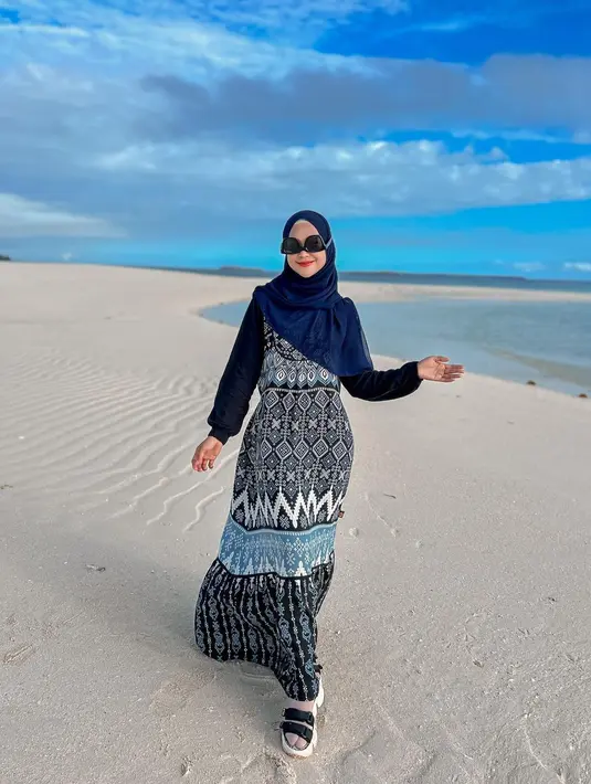 Tampil feminin dengan long dress bermotif ala Ria Ricis. Padukan dengan pashmina warna senada. [@riaricis1795]