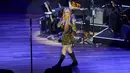 Aksi panggung Avril Lavigne  selama tampil di Academy of Country Music Honours ke-15 di Ryman Auditorium di Nashville, Tennessee pada 24 Agustus 2022. Pakaian yang dikenakan Avril terdiri dari jaket motor di atas bustier kulit hitam yang terhubung ke tudung, rok mini lipit yang serasi, pantyhose mengkilap, dan sepatu bot setinggi lutut hitam. (Mickey Bernal/Getty Images,/AFP )