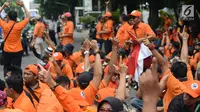Pegawai PT Pos Indonesia (Persero) menggelar aksi di depan Kantor Kementerian BUMN, Jakarta, Rabu (6/2). Massa menuntut penggantian direksi karena dianggap tidak memuaskan para pegawai dan tidak mampu memenuhi hak pegawai. (Merdeka.com/Imam Buhori)
