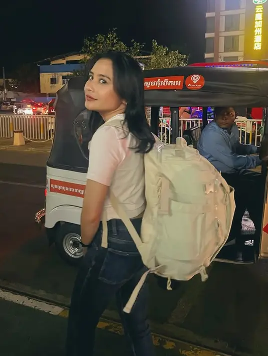 Tas backpack putih tersebut pun terpantau selalu menemawinya backpackeran. Ia juga mengenakan atasan kaos lengan pendek putih dipadukan celana denim skinny panjang.[@prillylatuconsina96]