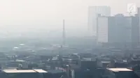 Penampakan polusi udara di langit Jakarta Utara, Senin (29/7/2019). Buruknya kualitas udara Ibu Kota disebabkan jumlah kendaraan, industri, debu jalanan, rumah tangga, pembakaran sampah, pembangunan konstruksi bangunan, dan Pelabuhan Tanjung Priok. (Liputan6.com/Faizal Fanani)