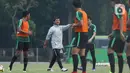 Indra Sjafri (kedua kiri) memberi arahan pada timnya saat latihan jelang laga perdana Grup A Piala AFC U-19 melawan Chinese Taipei di Lapangan A Kompleks GBK, Jakarta, Rabu (17/10/218). Menurut laman resmi Federasi Sepak Bola Indonesia, penunjukkan Indra Sjafri berdasarkan hasil rapat Komite Eksekutif PSSI pada 30 Januari 2023. (Liputan6.com/Helmi Fithriansyah)