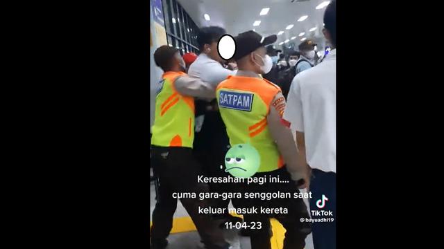 Seorang Pria Mengamuk di Stasiun Manggarai Dipegangi oleh Keamanan Stasiun. (Foto: Screenshot TikTok @bayuadhi19).