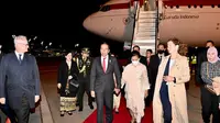 Pesawat Garuda Indonesia GIA-1 yang membawa Presiden Joko Widodo atau Jokowi dan Iriana Joko Widodo beserta rombongan tiba di Bandara Hannover, Hannover, Jerman, pada Sabtu, 15 April 2023. (Foto: Biro Pers Sekretariat Presiden)