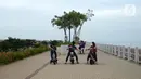 <p>Warga menaiki skuter listrik saat menikmati sore di Pulau Maju, Jakarta, Sabtu (26/2/2022). Pulau Maju adalah sebuah pantai Reklamasi Jakarta yang menghubungkan laut jawa masih dalam kawasan PIK. (merdeka.com/Imam Buhori)</p>