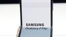 Seorang pekerja Samsung mendemonstrasi Galaxy Z Flip yang ditampilkan pada acara Unpacked 2020 di San Francisco, Selasa (11/2/2020). Selain itu juga pada bagian depan, Samsung juga menyematkan kamera memungkinkan pengguna memotret diri tanpa membuka smartphone. (AP/Jeff Chiu)