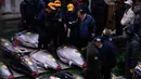 Lelang tahunan ini menarik perhatian global dan menjadi simbol penting dalam industri perikanan Jepang, terutama dalam budaya sushi. Tampak dalam foto, presiden Kiyomura Co. Kiyoshi Kimura (tengah kanan) saat menghadiri lelang tahunan “Tahun Baru” di pasar ikan Toyosu di Tokyo, Senin, 5 Januari 2026. (AP Photo/Louise Delmotte)