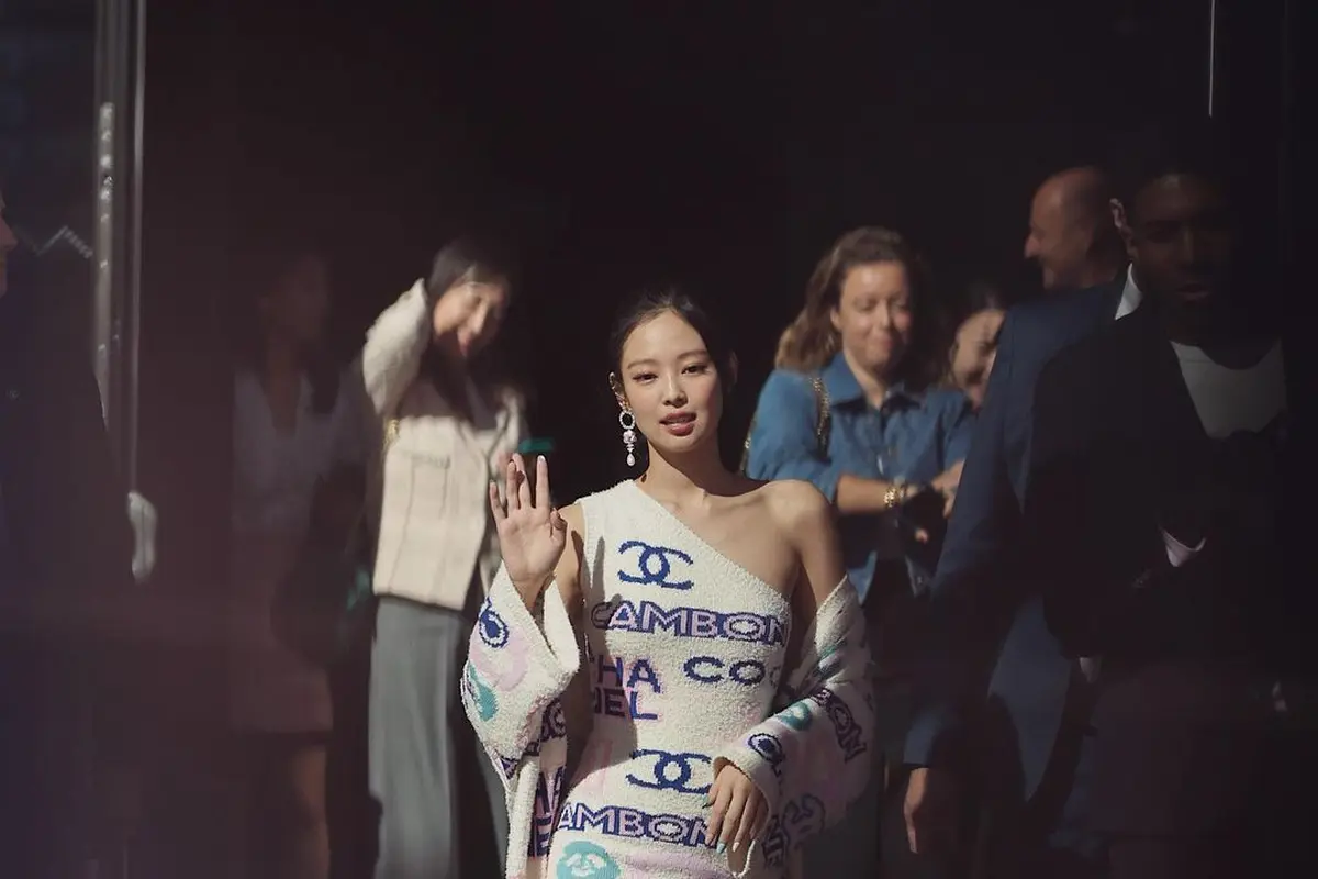 Jennie BLACKPINK Tampil Stunning Pakai Mini Dress Putih Hadiri Chanel SS23 Show di Paris Fashion Week