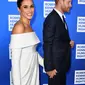 Meghan Markle digandeng Pangeran Harry saat mereka berjalan di karpet merah gala penghargaan Ripple of Hope 2022 di New York Hilton Midtown Manhattan Hotel di New York City, Amerika Serikat (AS), 6 Desember 2022. (ANGELA WEISS/AFP)