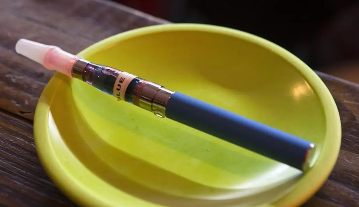 Rokok elektrik di sebuah toko rokok elektrik bernama Henley Vaporium, New York, AS, 18 Desember 2013. Aturan juga mengharuskan produsen untuk menyertakan kandungan-kandungan yang ada dalam vape dan perasanya. ( REUTERS/Mike Segar)