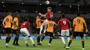 Gelandang Manchester United, Scott McTominay, menyundul bola saat melawan Wolverhampton pada laga Premier League di Stadion Molineux, Wolverhampton, Senin (19/8). Kedua klub bermain imbang 1-1. (AFP/Paul Ellis)