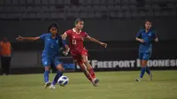 Pesepak bola Timnas putri Indonesia U-19 Claudia Alexandra Scheunemann (kanan) berebut bola dengan pesepak bola Timnas Thailand Parichat Thongrong pada pertandingan Semi Final AFF U-19 Women Championship 2023 di Stadion Gelora Sriwijaya Jakabaring (GSJ), Jakabaring Sport City (JSC) Palembang, Sumatera Selatan, Kamis (13/7/2023). (FOTO: Dok. PSSI)