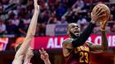 Pemain Cleveland Cavaliers, LeBron James (kanan), mencoba mencetak angka saat melawan Houston Rockets dalam laga NBA di Cleveland, (1/11/2016). (AP Photo/David Dermer)