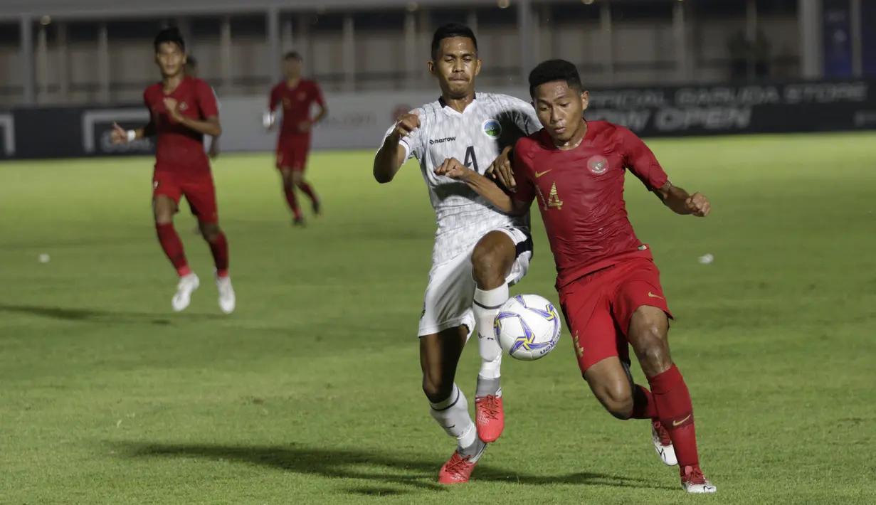 Penyerang Timnas Indonesia U-19, Muhammad Fajar Fathur, berebut bola dengan bek Timor Leste, Jaimito Antonio Soares, pada laga Kualifikasi Piala AFC U-19 di Stadion Madya, Rabu, (6/11/2019). Indonesia menang 3-1 atas Timor Leste. (Bola.com/M Iqbal Ichsan)