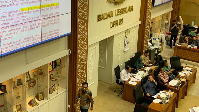 Baleg DPR membahas Revisi UU Pilkada serta keputusan Mahkamah Konstitusi MK yang membolehkan partai politik tanpa kursi di DPRD mengusung calon di pilkada.