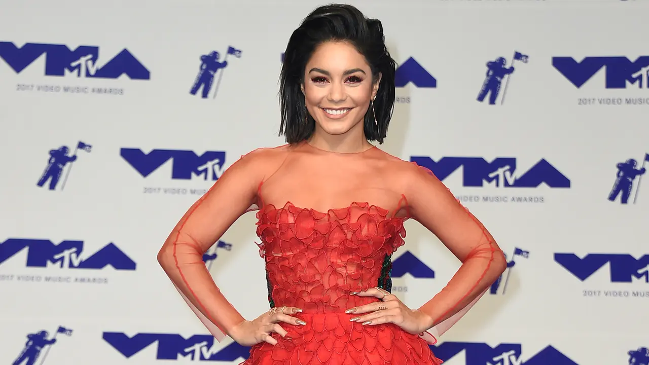 Seksinya Vanessa Hudgens Bergaun Transparan di MTV VMA 2017