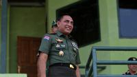 Pangkostrad Letjen, Edy Rahmayadi saat menyaksikan laga PS TNI melawan Uni Papua pada laga uji coba di Mako Kostrad, Cilodong, Jawa Barat, (14/7/2016). (Bola.com/Nicklas Hanoatubun)