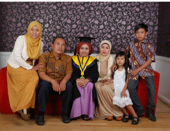 Foto keluarga Dini | Photo: Copyright Doc Dini Ratnadewi 