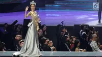 Finalis Nadia Purwoko dari Bengkulu melambaikan tangan saat terpilih sebagai Miss Grand Indonesia 2018 di JCC Jakarta, Sabtu (21/7). Nadia Purwoko berhak atas Mahkota The Heart of Indonesia senila Rp 3 miliar. (Liputan6.com/Angga Yuniar)