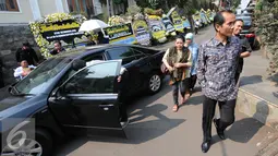 Ketua Komnas HAM, Nur Kholis berkunjung ke rumah almarhum pengacara Adnan Buyung Nasution di kediamannya, Jakarta, Rabu (23/9/2015). Adnan Buyung Nasution meninggal dunia di Rumah Sakit Pondok Indah pukul 10.15 WIB. (Liputan6.com/Helmi Afandi)
