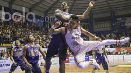 Pebasket Garuda Bandung, Januar Kuntara, berebut bola dengan pemain CLS Knights pada laga IBL Regular Season 2017 di C-tra Arena Bandung, Jawa Barat, Minggu (26/2/2017). Garuda kalah 54-57 atas CLS. (Bola.com/Vitalis Yogi Trisna)