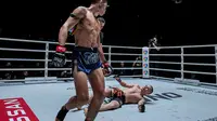 Nakrob Fairtex jatuhkan Tagir Khalilov di ronde pertama ONE Friday Fights 67 (dok. ONE Championship)