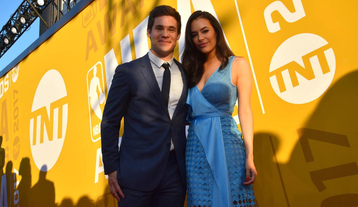 Vokalis Maroon 5, Adam Levine, bersama aktris Hollywood, Chloe Bridges, berpose saat melintasi karpet merah NBA Awards 2017 di Basketball City, New York, Senin, (26/6/2017). (NBAE via Getty Images/Jesse D Garrabrant)