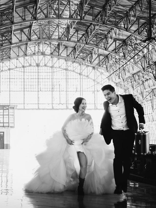 Berkonsep Klasik Hitam Putih, Ini 6 Potret Prewedding Boy William dan Karen Vendela