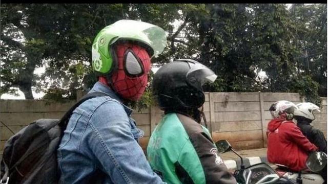 8 Kostum Penumpang Ojek Online Ini Unik Banget, Jadi Pusat Perhatian
