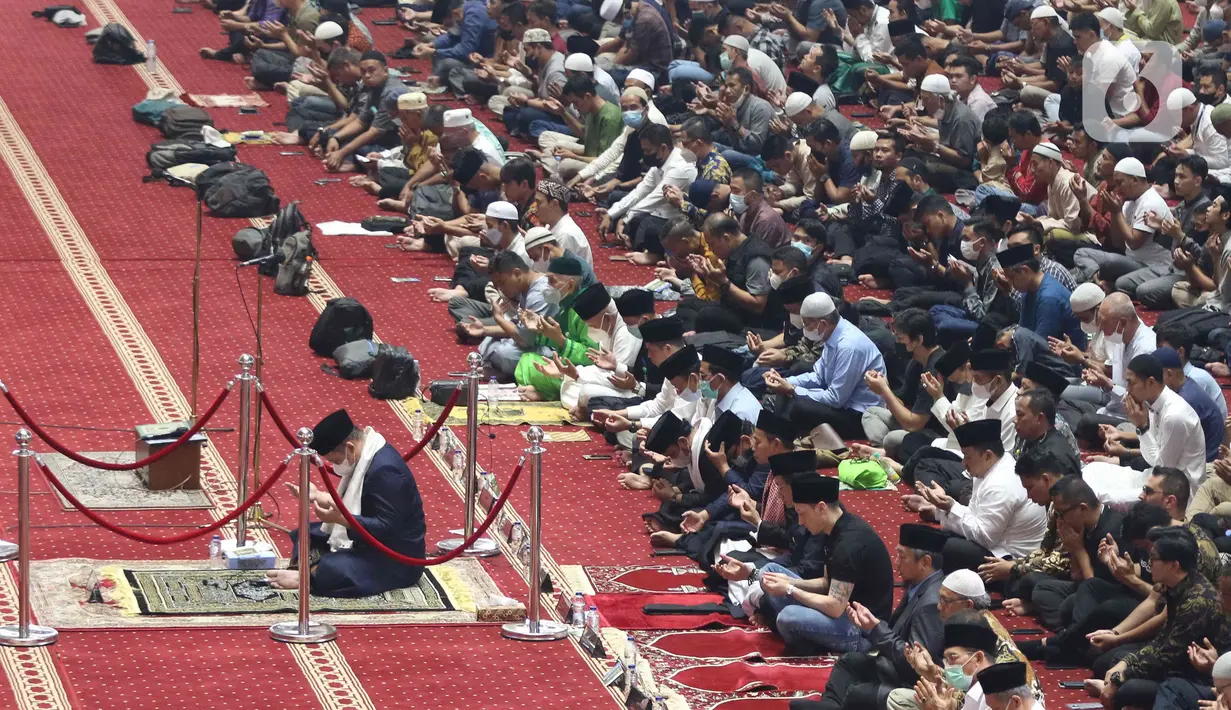 Mantan pesepakbola Timnas Jerman Mesut Ozil berdoa usai melaksanakan Sholat Jumat di Masjid Istiqlal, Jakarta, Jumat (27/5/2022). Dalam kunjungannya ke Indonesia, mantan pesepakbola Timnas Jerman tersebut menyempatkan Sholat Jumat di Masjid Istiqlal. (Liputan6.com/Herman Zakharia)