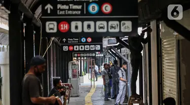 Pekerja menyelesaikan pembuatan ruko untuk UMKM di stasiun Gondangdia, Jakarta, Sabtu (16/10/2021). Penataan stasiun ini merupakan kerja sama antara Pemprov DKI Jakarta dan PT KCI guna menghadirkan sarana transportasi yang terintegrasi. (Liputan6.com/Johan Tallo)