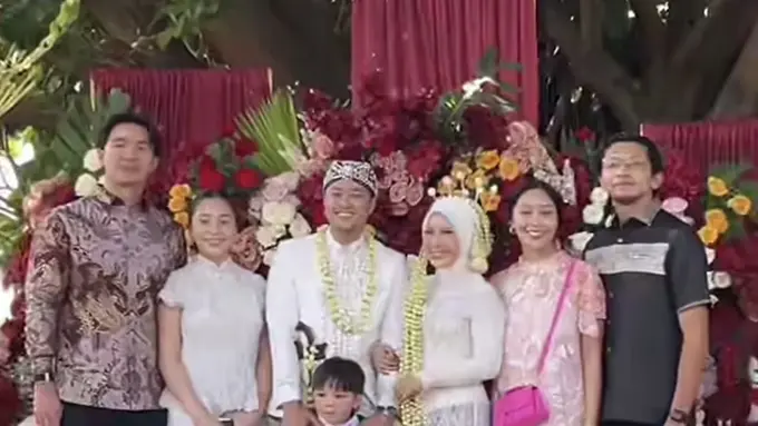Gaya Nikita Willy saat Kondangan bersama suami dan anak pertamanya. [@kapannikahwo]