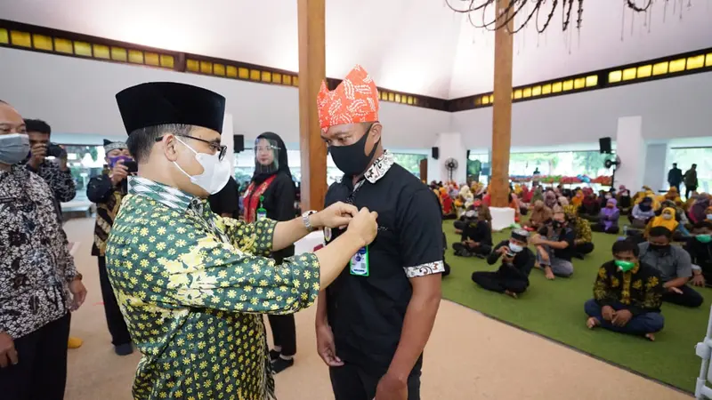 400 Pelaku Wisata Mendapat Sertifikat Protokol Kesehatan dari Bupati Abdullah Azwar Anas