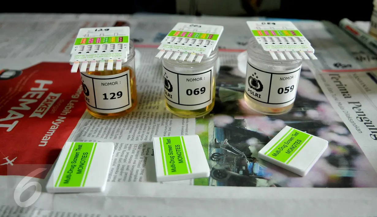 Petugas menunjukkan hasil tes urine pegawai Kecamatan Larangan, Ciledug, Tangerang, Senin (25/4). Sebanyak 130 PNS dan non PNS se Kecamatan Larangan dites urine untuk mengantisipasi penyalahgunaan narkoba. (Liputan6.com/Gempur M Surya)