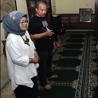 Industri musik kembali berduka atas kepergian Leo Imam Sukarno atau yang akrab disapa Leo Kristi. Menghembuskan nafas treakhir di kota kembang Bandung, mendiang Leo disemayamkan di rumahnya, di Jakarta. (Deki Prayoga/Bintang.com)
