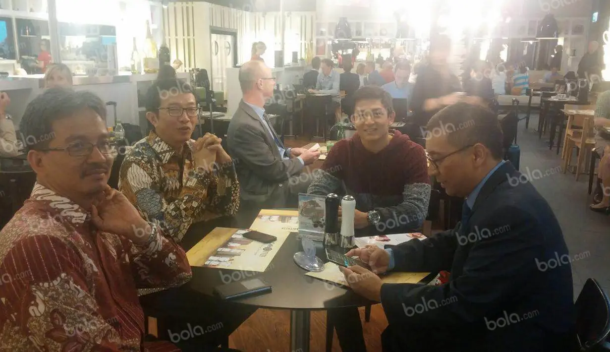 Pebalap Manor Racing asal Indonesia, Rio Haryanto berbincang dengan Duta Besar RI untuk Austria, Rachmat Budiman, saat tiba di Bandar Udara Internasional Wina, Austria, Selasa (28/6/2016). (Bola.com/Reza Khomaini)