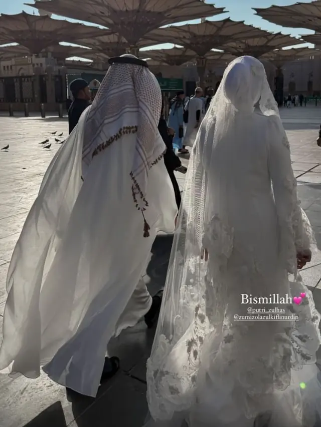 Putri Zulhas dan Zumi Zola resmi menikah di Arab Saudi. [@milkanisa]