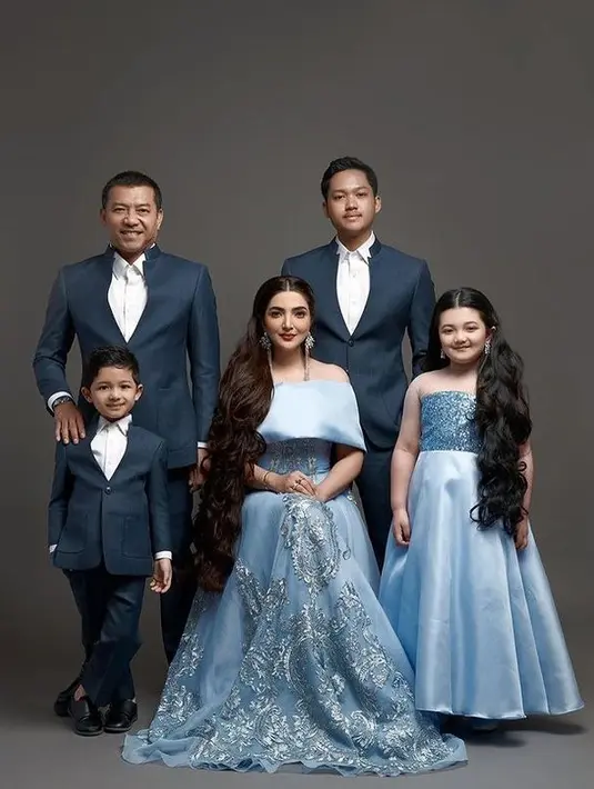 Konsep elegan bak bangsawan dengan dress satin untuk Ashanty dan Arsy, setelan jas biru untuk Anang, Azriel dan Arsya. [Foto: IG/ashanty_ash].