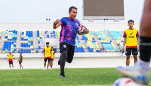 Bima Sakti memimpin sesi latihan Persela Lamongan di Stadion Surajaya, Lamongan, Selasa (30/12/2025). (Dok. Persela)