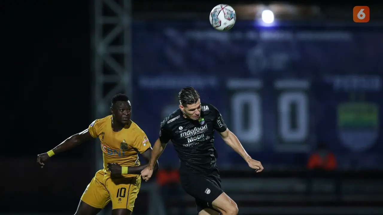 Foto: Teja Paku Alam Gagalkan Penalti Mantan, Persib Bandung Kalahkan Pemuncak Klasemen BRI Liga 1